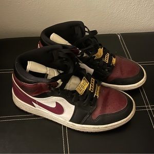 Nike AJ – Jordan 1 Mid SE ‘Gold Pendants’